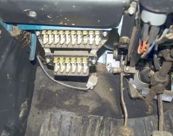 2106 блок предохранителей в салоне расположен