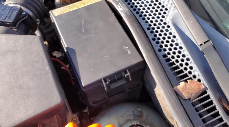 форд фокус 1 блок предохранителей под капотом, ford focus 1 fuse and relay block hood