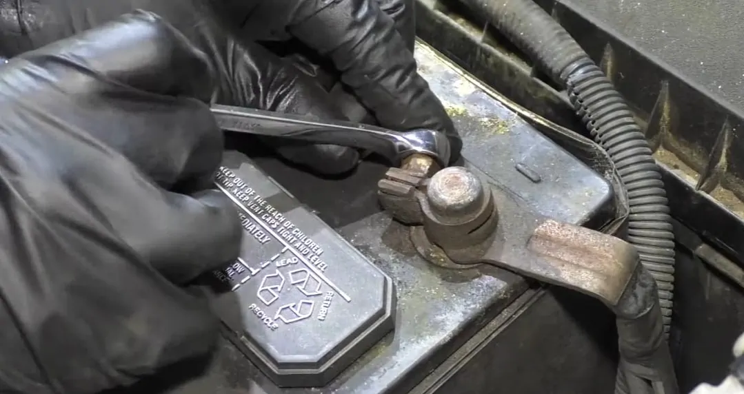 снимаем клемму аккумулятора