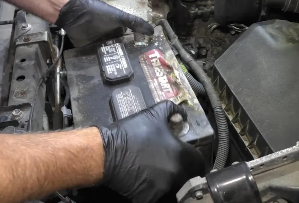 вынимаем аккумулятор