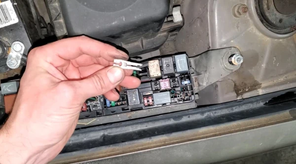 toyota corolla 120 fuse pulley location, Расположение съёмника предохранителей в королле 120, алексе, рунксе