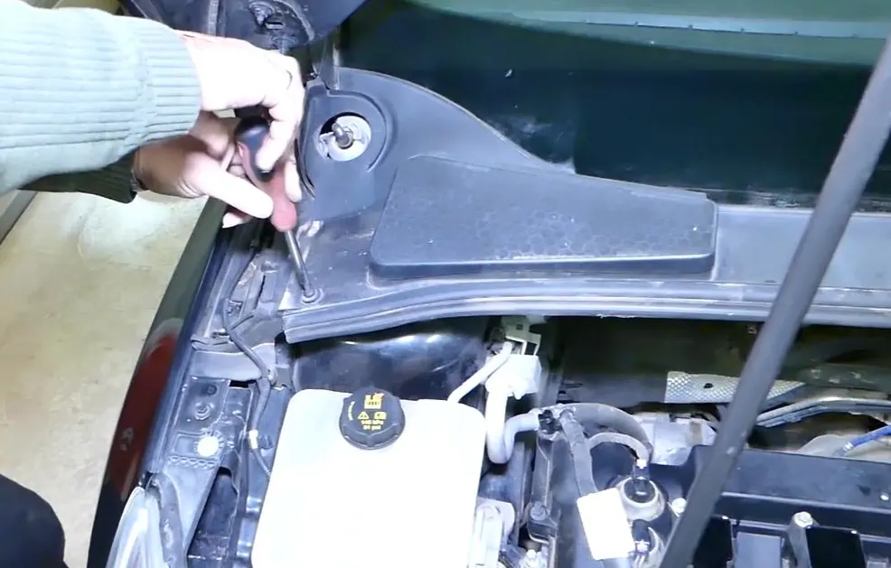 ford focus 3 снимаем пластик над мотором стеклоочистителей