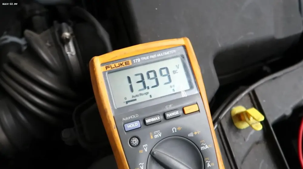 измерение напряжения аккумулятора