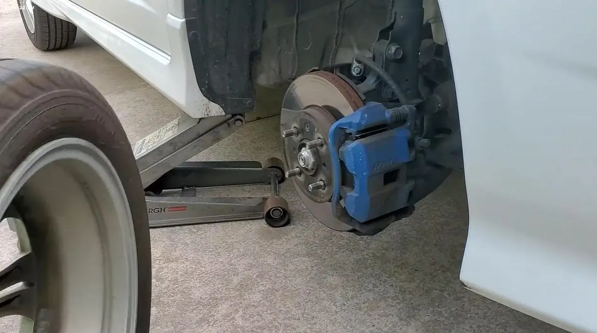 honda jazz front right wheel removed, хонда джаз снято преднее правое колесо