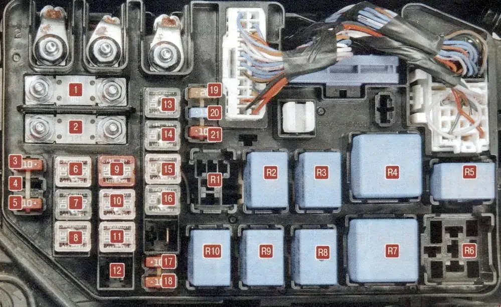 Киа Рио 1 поколения, Предохранители под капотом