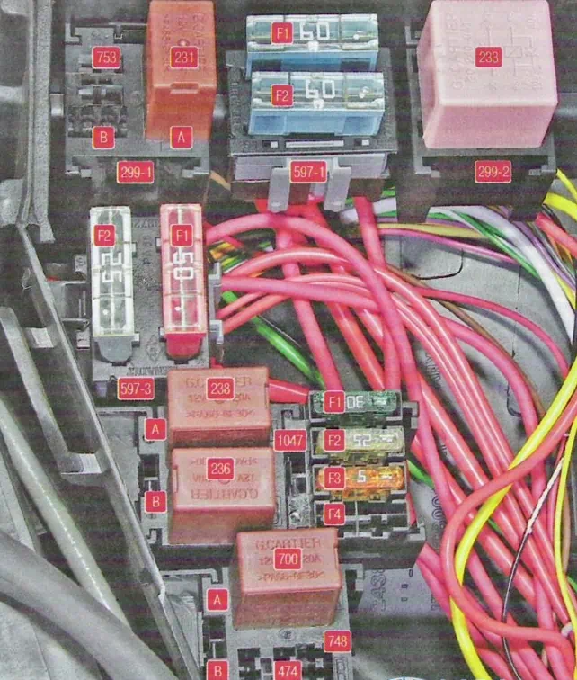 Блок предохранителей и реле под капотом у ларгуса расположен