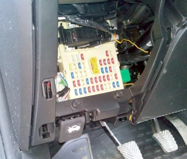 kia rio 2011, 2012, 2013, 2014, 2015, 2016, блок предохранителей в салоне расположен