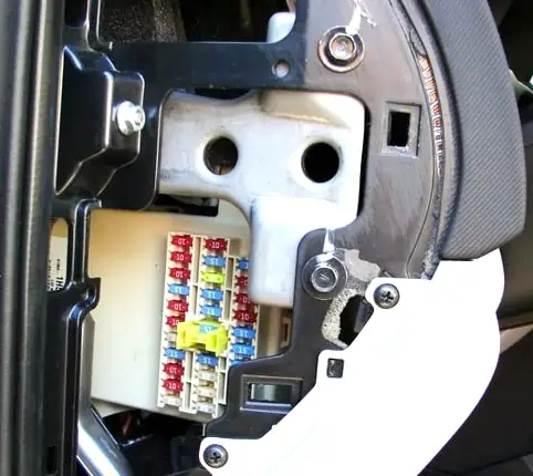 Киа seed 1 поколения, 2006, 2007, 2008, 2009, 2010, 2011, 2012 года выпуска, расположение предохранителей в салоне