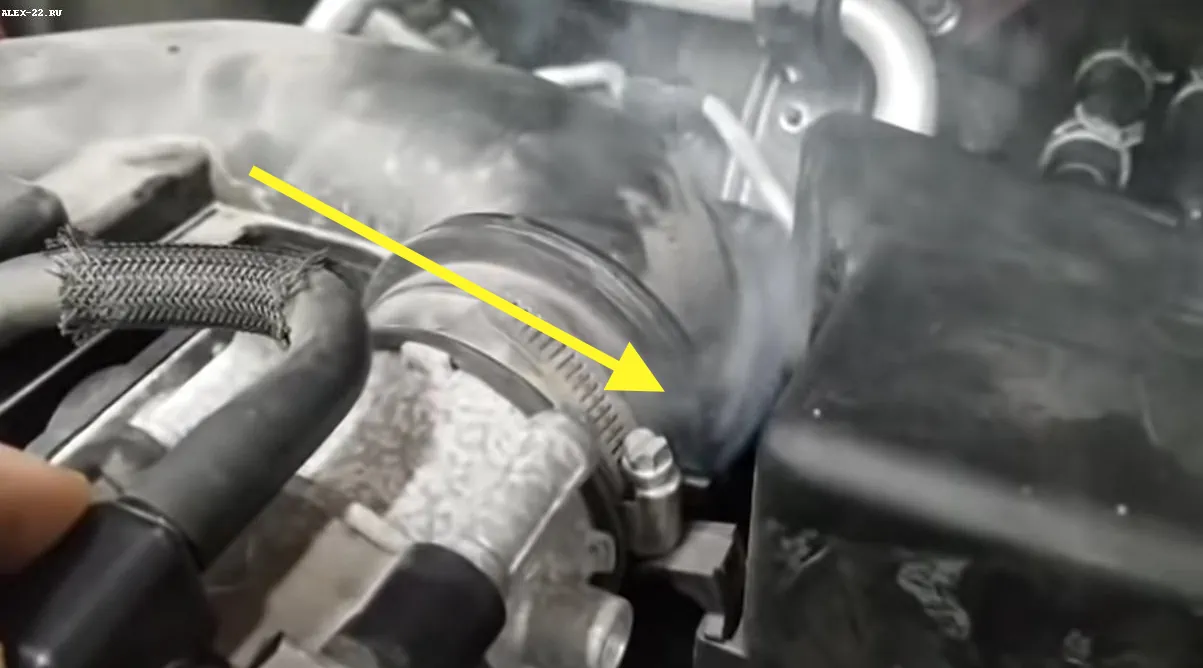 Видим дым. Много дыма из впускного патрубка перед дроссельной заслонкой