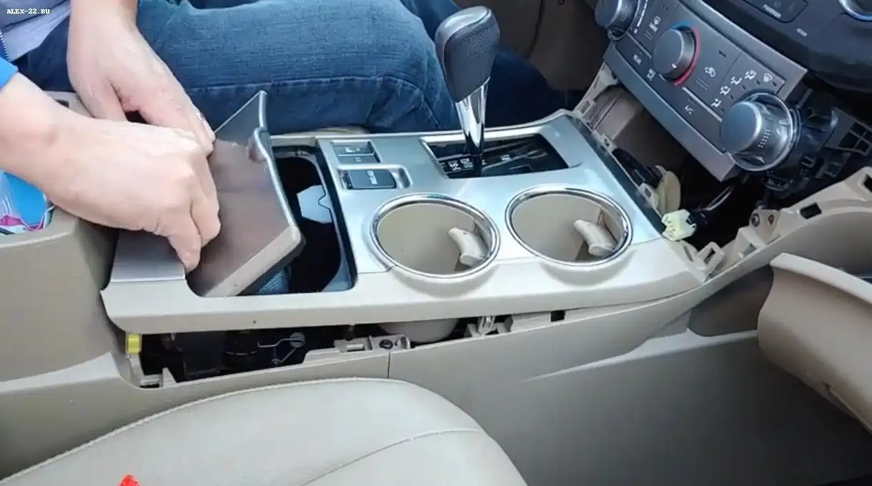 хайлендер снимаем центральную панель