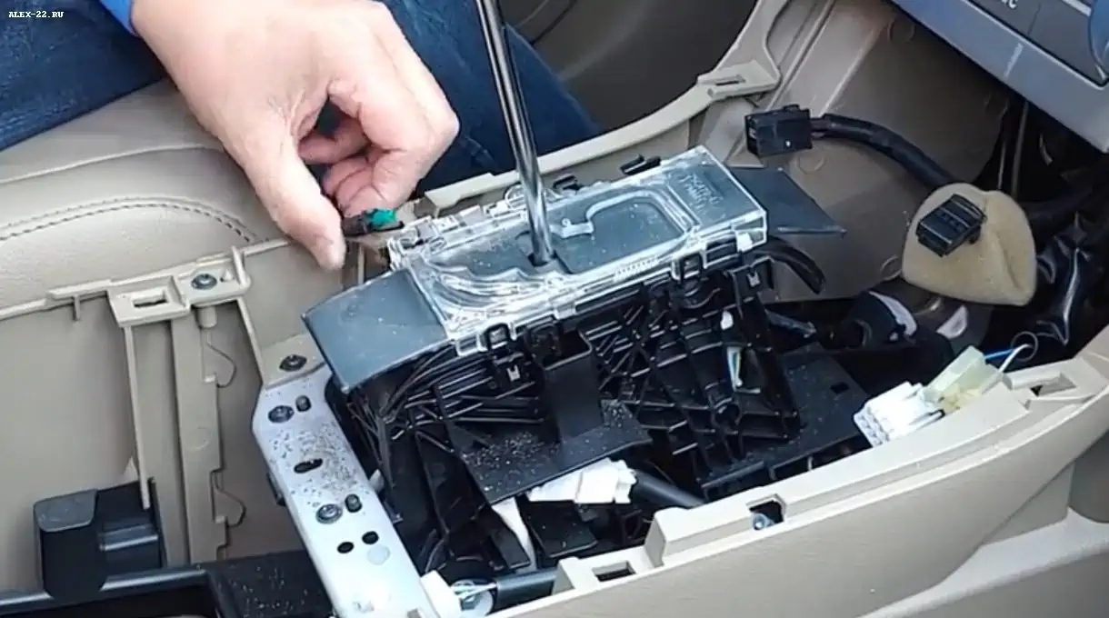 хайлендер снять лампу подсветки селектора передач