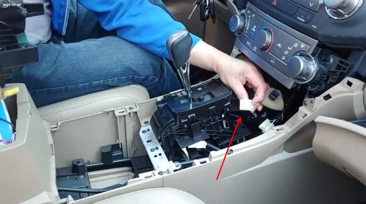 хайлендер снимаем один разъём центральной панели