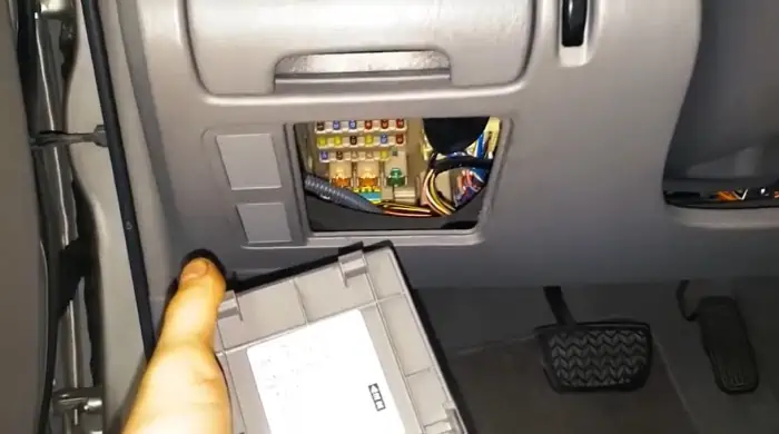 блок предохранителей в салоне