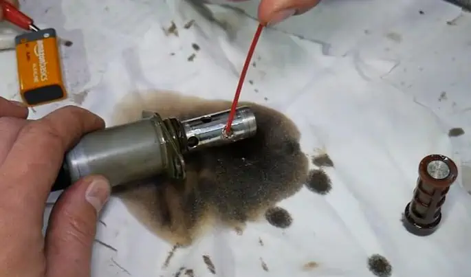 клапан соленоид vvt Фольксвагена проверяем батарейкой